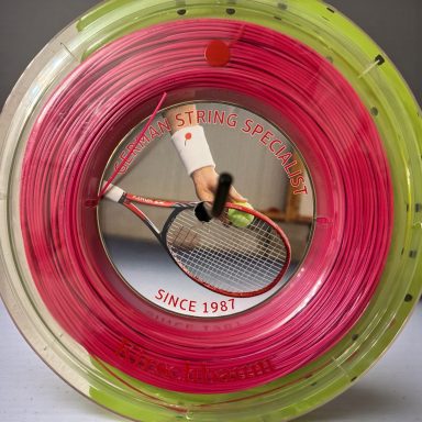 Rundspule mit buntem Tennissaiten und einem Schläger, der darauf zeigt.