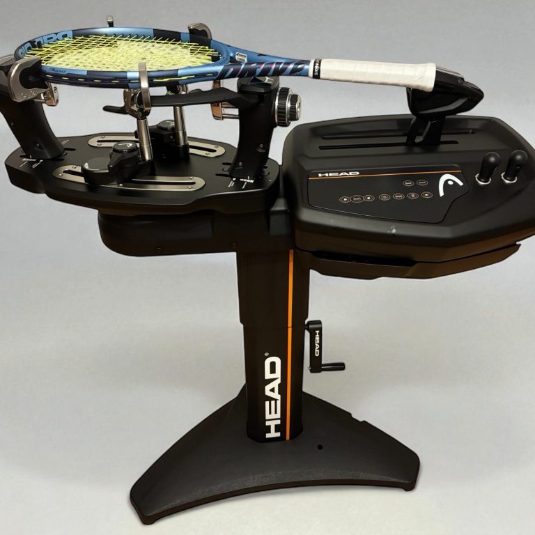 Tennis-Racket auf einem professionellen Bespannungsgerät.